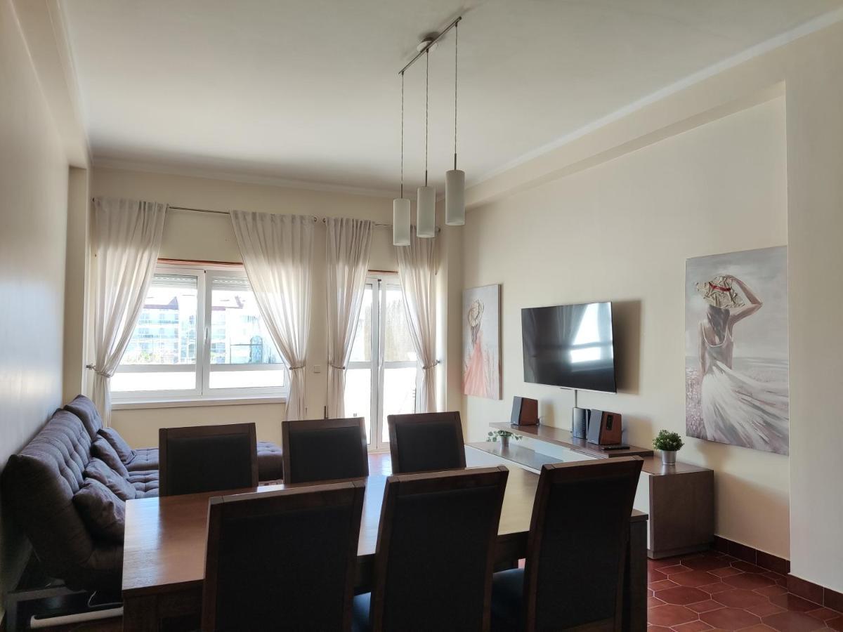 Apartment By The Beach! With Large Balcony! São Martinho do Porto Exterior foto