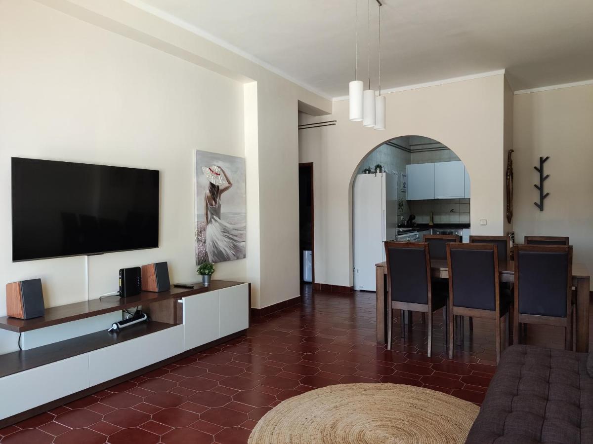 Apartment By The Beach! With Large Balcony! São Martinho do Porto Exterior foto